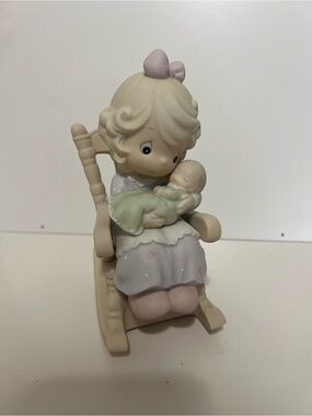 Precious Moments “Love Never Leaves a Mother’s Arms” Figurine 1995